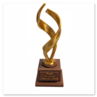 Ein Pokal mit gedrehtem "Tornado" Motiv.<br /><br />Farben: <br />Sockel braun<br />Motiv gold<br />Material: PLA<br />Düse: 0,4 mm