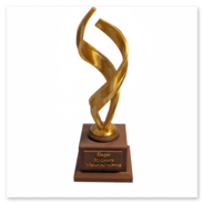 Ein Pokal mit gedrehtem "Tornado" Motiv.<br /><br />Farben: <br />Sockel braun<br />Motiv gold<br />Material: PLA<br />Düse: 0,4 mm