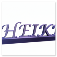 Auf einem Sockel gedruckte Buchstaben "Heike". Seidenglänzendes lila Filament.<br />Gedruckt mit 0,4 mm Düse