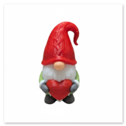 Ein Valentinswichtel der ein Herz in den Händen hält.<br />Details:<br />Rote Mütze<br />Rotes Herz<br />Beige Nase<br />Weißer Bart<br />Grüner Mantel<br />Graue Handschuhe und Stiefel<br />Gedruckt mit 0,4 mm Düse