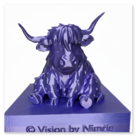 Eine Buchstüze mit einer auf einem Sockel sitzenden Highlandkuh in lila seidenfarbigem Filament.<br />Gedruckt mit 0,4 mm Düse