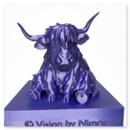 Eine Buchstüze mit einer auf einem Sockel sitzenden Highlandkuh in lila seidenfarbigem Filament.<br />Gedruckt mit 0,4 mm Düse