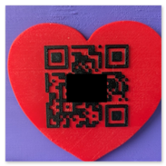 Ein flaches, rotes Herz mit schwarzem QR Code