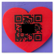 Ein flaches, rotes Herz mit schwarzem QR Code