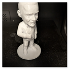 Ein kleine Mini Me Statue  mit "Daumen hoch" Geste.<br />Generiert aus einem Foto<br />Farbe: weiß<br />Material: PETG<br />Düse: 0,4 mm