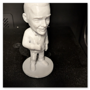 Ein kleine Mini Me Statue  mit "Daumen hoch" Geste.<br />Generiert aus einem Foto<br />Farbe: weiß<br />Material: PETG<br />Düse: 0,4 mm