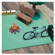 Ein beruhigende Szene, die eine rustikale Holzbank vor einem Baum zeigt.<br />Davor ein kleines Lagerfeuer.<br />Daneben ein Fahrrad in einem Fahrradständer aus einer zweistelligen Zahl (hier: 60).<br /><br />Zur Individualisierung mit Namen (hier: Anne)