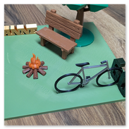 Ein beruhigende Szene, die eine rustikale Holzbank vor einem Baum zeigt.<br />Davor ein kleines Lagerfeuer.<br />Daneben ein Fahrrad in einem Fahrradständer aus einer zweistelligen Zahl (hier: 60).<br /><br />Zur Individualisierung mit Namen (hier: Anne)