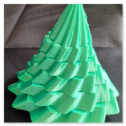 Farbe: grün<br />Material: PLA Silk<br />Düse: 0,4 mm