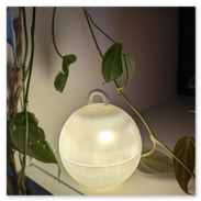Weißes PLA<br />Kleine, batteriebetriebene Lichterkette innen.